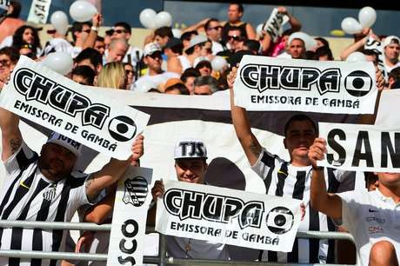 REJEIÇÃO DA GLOBO SAI EXCLUSIVAMENTE DA POLÍTICA E CHEGA AO ESPORTE: torcida do Santos provoca emissora no final do Paulista torcida contra a Globo